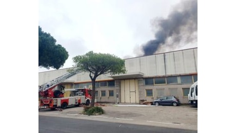 Scoppia un incendio al Gros, evacuato un capannone