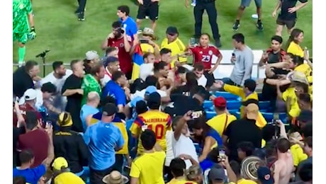 VIDEO - Copa America, folle rissa tra giocatori uruguaiani e tifosi colombiani