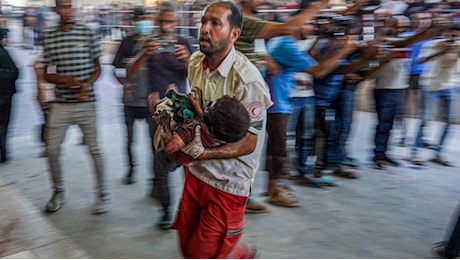 Gaza, nuovo raid israeliano su una scuola. “Almeno 29 morti, ci sono anche bambini”