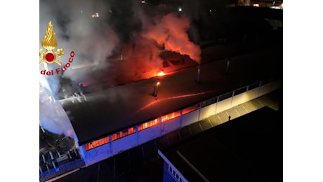 Campi Bisenzio, incendio nella notte in un edificio industriale. Nessun ferito