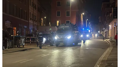 Genova, nuovi scontri dopo il derby: notte di disordini, 15 feriti