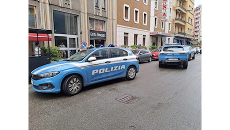 Milano, detenuto con permesso di lavoro accoltella collega e fugge: è caccia all'uomo