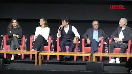 VIDEO Festa del Cinema di Roma, Depp assente alla conferenza stampa: Scamarcio si finge la star