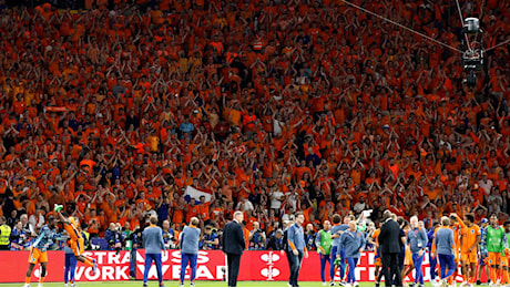 Olanda, la marea arancione che guida la nazionale in Germania: la canzone, i balli e Sneijder versione ultrà