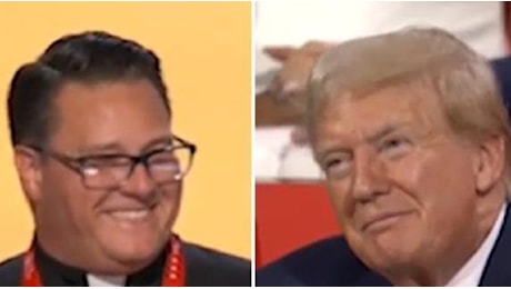 Pastore americano imita Trump durante la convention repubblicana, il tycoon ride