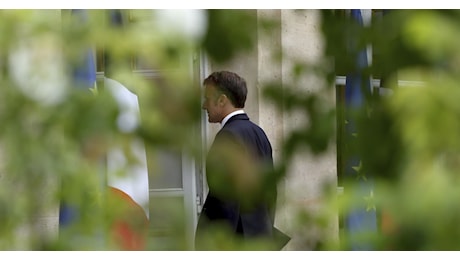 Macron, rumors: Diserta il vertice Nato. Tam-tam: sinistra al potere in 48 ore?