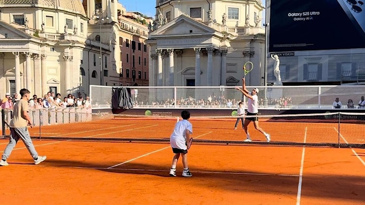 Allenamento show di Berrettini e fan in piazza del Popolo. “Vieni a giocare con me?”. - la Repubblica Allenamento show di Berrettini e fan in piazza del Popolo. “Vieni a giocare con me?”. - la Repubblica