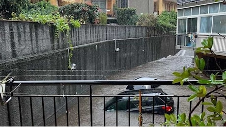 Maltempo nel Catanese: fiumi d'acqua e auto trascinate in mare. In strada naviga anche una barca