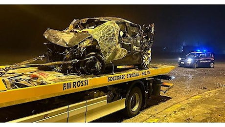 Auto salta rotatoria e si schianta violentemente, muore 33enne