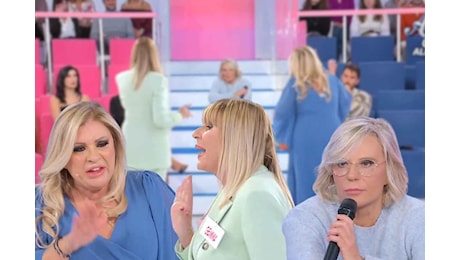 Sfiorata rissa a Uomini e Donne, Tina e Gemma faccia a faccia: la reazione di Maria De Filippi è immediata