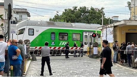 Incidente ad Acerra, uomo investito e ucciso da un treno Eav in transito nella stazione: stava attraversando i binari