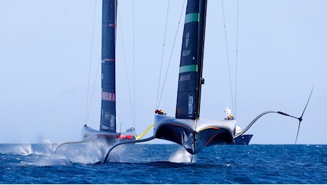 Luna Rossa, rottura a bordo: si ritira, viene riparata, poi batte Ineos e va sul 4-4. Cosa è successo nella quinta giornata della finale di Louis Vuitton Cup