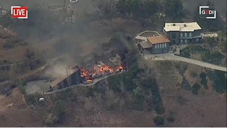 California, gli incendi colpiscono Los Angeles: caso in fiamme a Pacific Palisades. La diretta