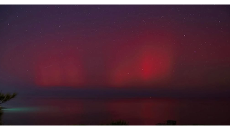 Anche la Puglia ha la sua aurora boreale: il fascino di Vieste illuminata di rosso