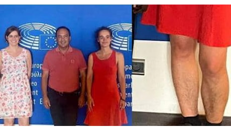 Carola Rackete e le gambe piene di peli, la foto al Parlamento europeo assieme a Ilaria Salis e Mimmo Lucano