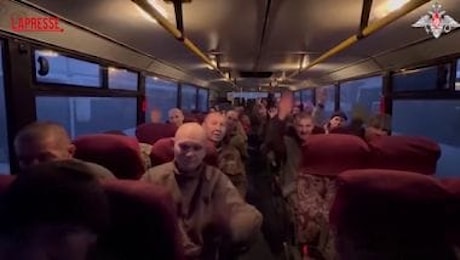 Ucraina, i soldati russi sul bus dopo lo scambio di prigionieri