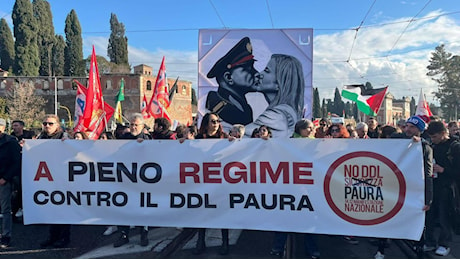 Corteo a Roma contro il Ddl sicurezza e il governo: lo striscione con la premier Meloni che bacia un gerarca. «Saremo 30 mila»