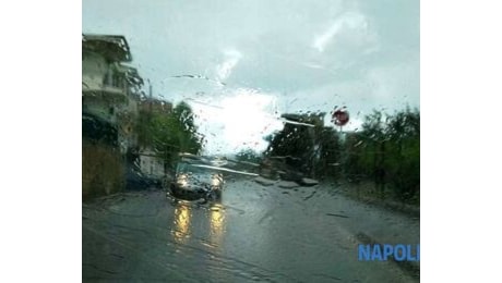 Forti temporali, raffiche di vento e mareggiate: nuova allerta meteo in Campania