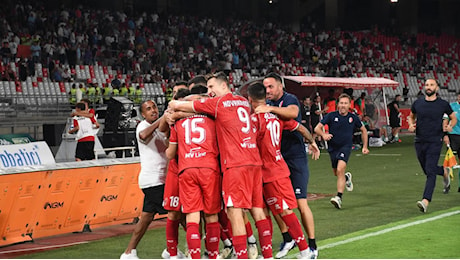 Il miracolo di Lasagna: il Bari pareggia 1-1 contro il Sassuolo (in 10) e conquista il primo punto. Lo striscione dei tifosi: “Fuori i rinforzi”