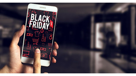 Attenti alle truffe del Black Friday: se cliccate i link con smartphone e vestiti griffati in super sconto, vi rubano i soldi: l'allarme di Assoutenti