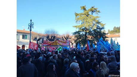 'Basta morti sul lavoro', a Calenzano il presidio per le vittime al deposito Eni riempie la piazza