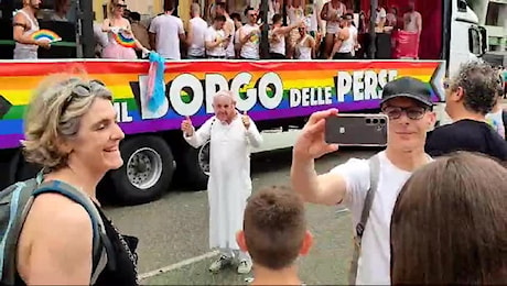 Gay Pride a Milano, alla parata compare pure Papa Francesco