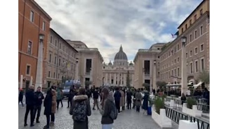 Giubileo, lunghe code per i controlli di sicurezza in Vaticano