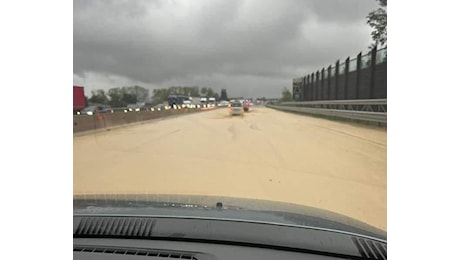 Forte maltempo nelle Marche, allagamenti fra Senigallia e Ancona, chiuso tratto di autostrada A14