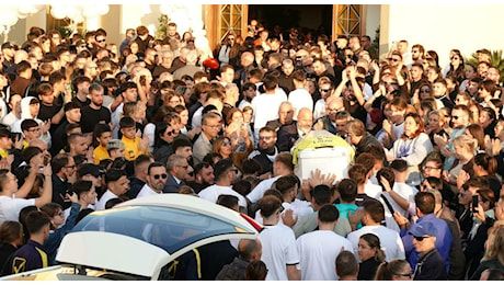 Santo Romano ucciso a San Sebastiano al Vesuvio, i funerali a Casoria. Folla per l'ultimo saluto: «Sei il numero uno»