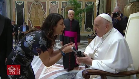 Geppi Cucciari in udienza da Papa Francesco porta in dono una bottiglia di mirto