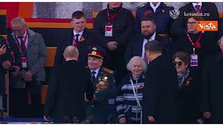 Parata della Vittoria a Mosca, Putin sale con Xi Jinping sul palco d'onore