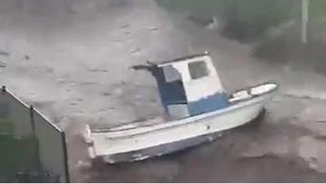 Alluvione nel Catanese: a Riposto lungo le strade naviga una barca