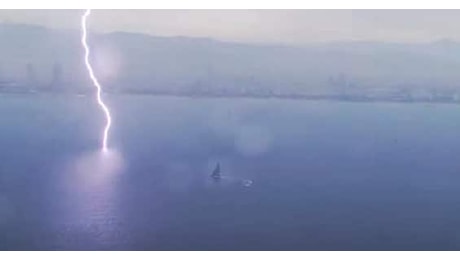 Coppa America, un fulmine vicino a Luna Rossa durante la regata. Video