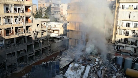 Raid israeliani abbattono un edificio alla periferia di Beirut