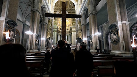 Giubileo, il cardinale Battaglia apre la Porta santa in Duomo: processione con la croce dei migranti