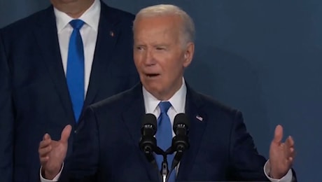 La gaffe di Joe Biden accanto a Zelensky: «Ora la parola al presidente ucraino, Putin» - Il video