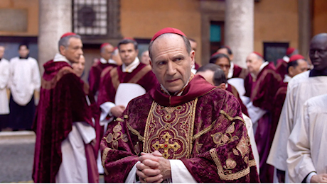 Ralph Fiennes: «Ero credente e ho perso la fede, non sopportavo le costrizioni. Ma dopo 'Conclave' sono curioso»