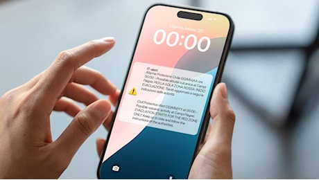 IT-alert test in Campania, oggi alle 17 l'invio del messaggio: si simula «una possibile attività vulcanica ai Campi Flegrei»