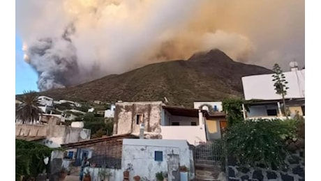 Eruzione dello Stromboli: alta nube di cenere e crollo parziale della terrazza craterica. VIDEO