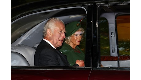 Camilla con la piuma sul cappello alla funzione per i due anni dalla morte di Elisabetta II