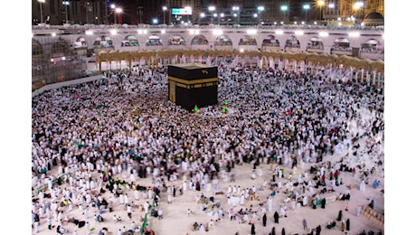 Ondata di caldo estremo in Arabia Saudita durante il pellegrinaggio annuale: oltre 1300 morti