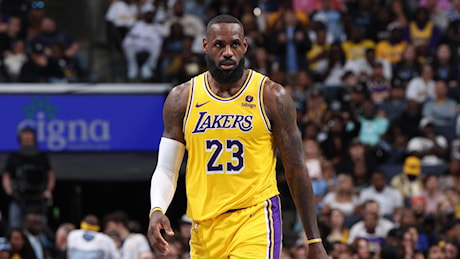 LeBron James esce dal contratto ma tornerà ai Lakers: pronto uno sconto per aggiungere un'altra stella. La situazione