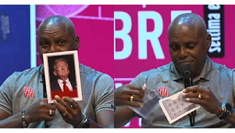 Carl Lewis strappa la foto di Donald Trump sul palco di Trento. VIDEO