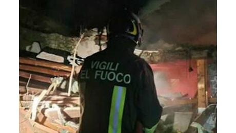 Esplosione in una villetta del Lucchese, i soccorritori cercano 2 persone tra le macerie