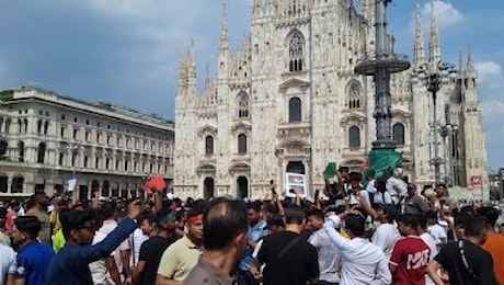Il sit-in della comunità belgalese contro le violenze su studenti in Bangladesh al Duomo di Milano