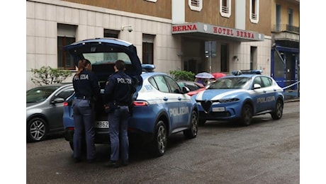 Accoltella un collega e fugge con una donna: caccia a un detenuto in permesso lavorativo