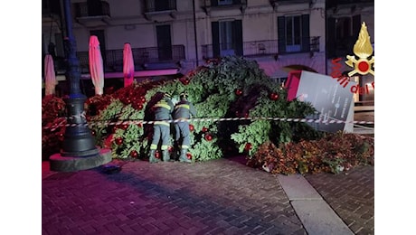 Decine di interventi dei vigili del fuoco di Varese per il vento, a Como cade l’albero di Natale in piazza