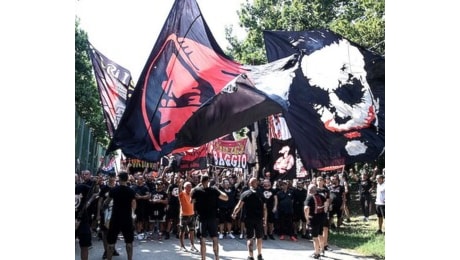 Milan: coltelli, manganelli e aste sequestrati dalla Digos sul pullman di tifosi rossoneri