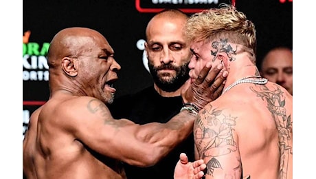 Mike Tyson senza freni, il cazzotto a Jake Paul prima di scendere sul ring. Lo youtuber: «Deve morire» - Il video