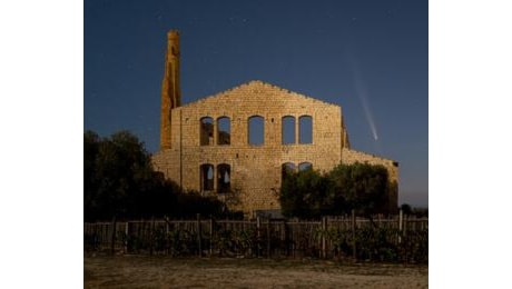 FOTO. La cometa sopra la fornace Penna: lo spettacolo della Tsuchinshan - ATLAS